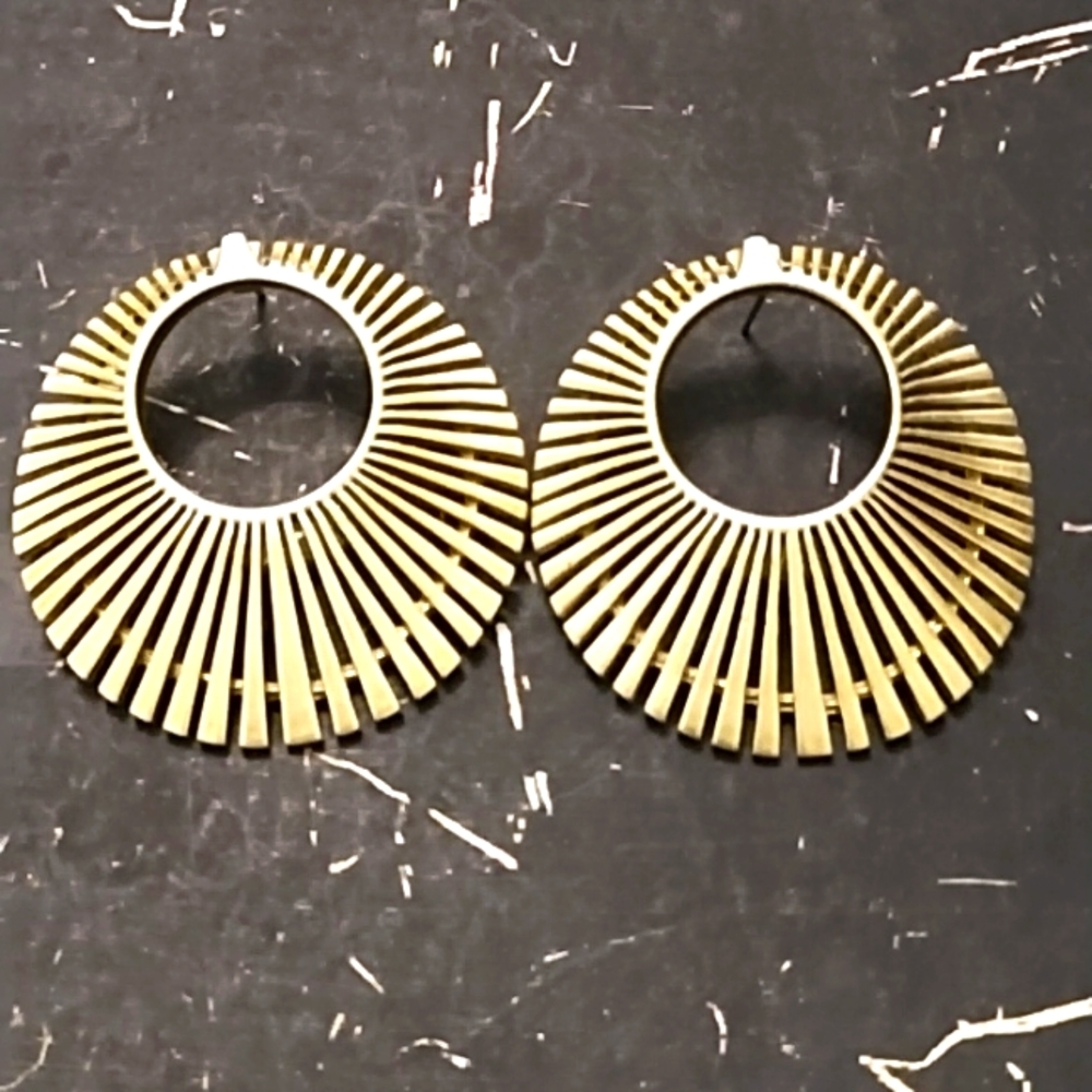 Vintage gold tone earrings